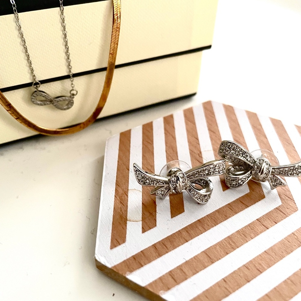 Set of 3: Ribbon earrings, ribbon pendant with necklace and a gold necklace